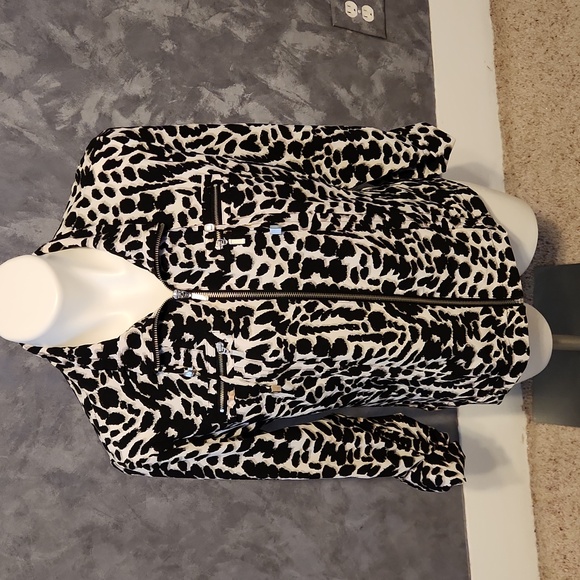 Zenergy by Chico's Black & White Animal Print Zipper Front Jacket Sz 1 - Picture 1 of 6